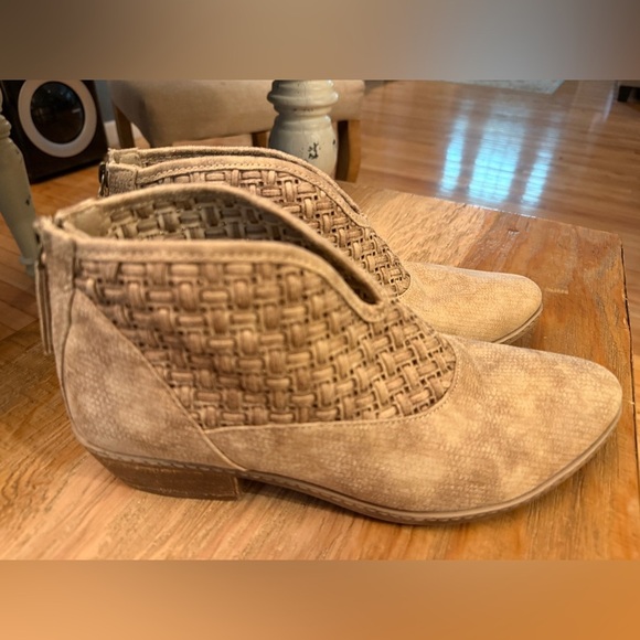 Buckle NO CALL NWT Tan Ankle Booties with Woven Detail perfect w Shorts a dress! - Picture 5 of 7
